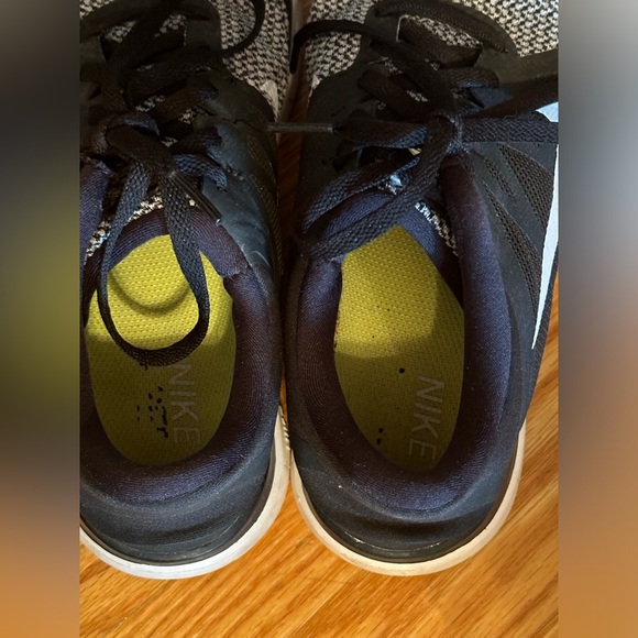 Nike Womens Size 7.5 Free 4.0 Running Shoes Black White - Picture 4 of 7